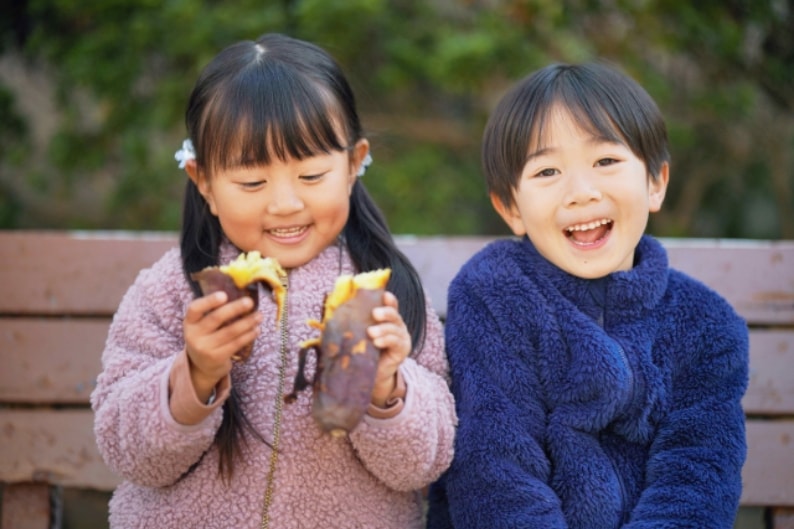 おいしそうな焼き芋に笑顔を見せる子供たち